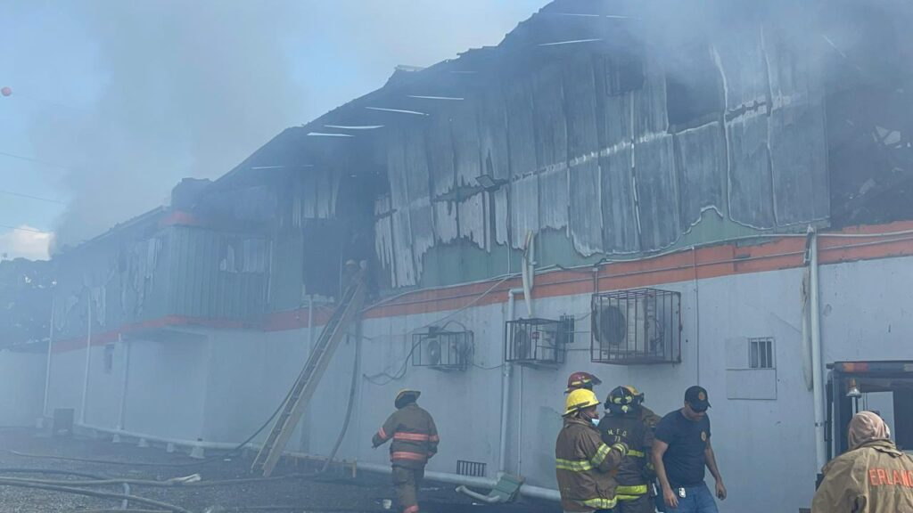 Bomberos controlan más del 80% del incendio que destruyó almacén de Prodacom en Santiago