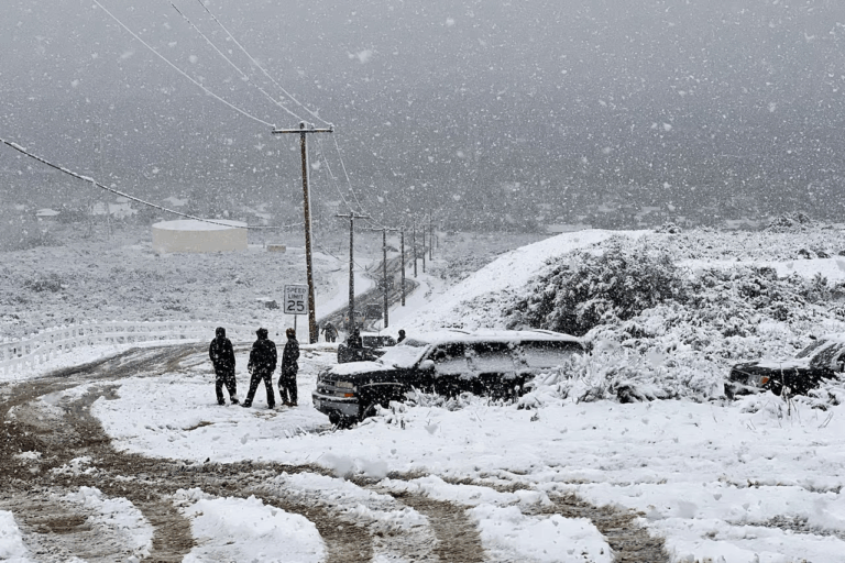 Estados Unidos enfrenta nevadas récord, incluso en Hawái