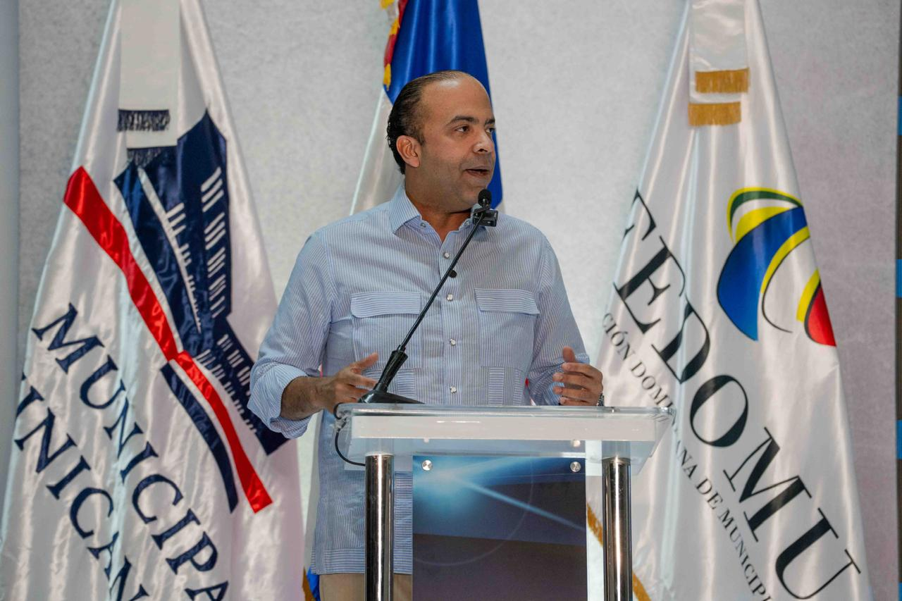 FEDOMU reconoce a Samuel Pereyra por su apoyo al fortalecimiento de la municipalidad dominicana