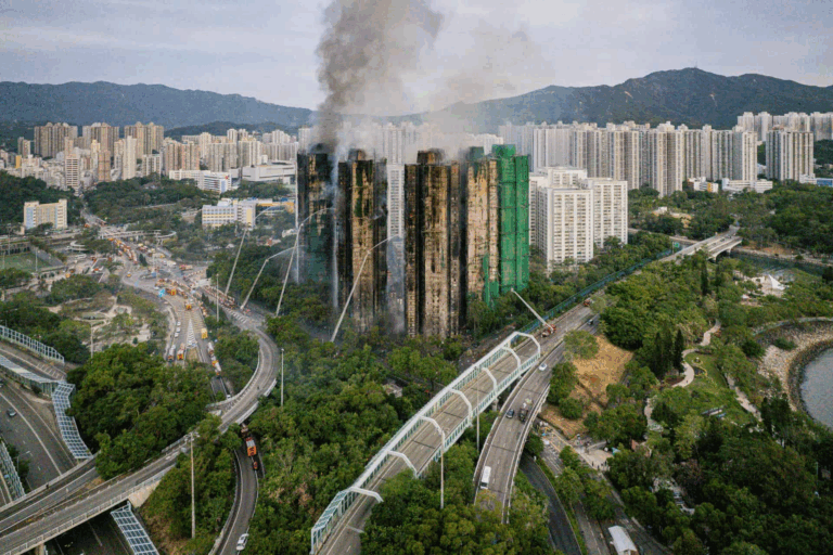 Aumenta a 83 la cifra de muertos y 279 desaparecidos en el mayor incendio urbano de Hong Kong en tres décadas