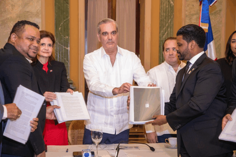 Presidente Abinader respalda pacto nacional contra la violencia de género; recibe documento de reforma integral “Déjala Ir”