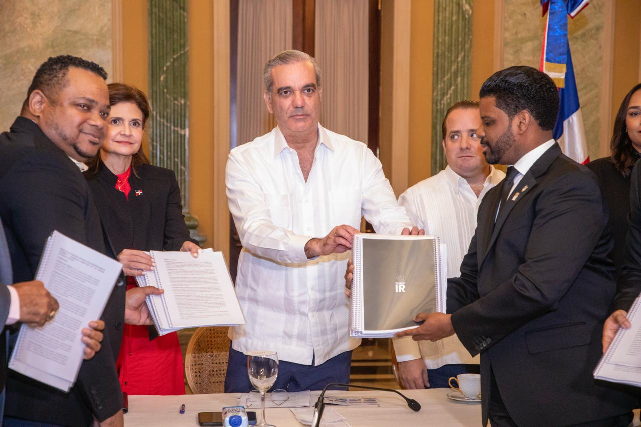 Presidente Abinader respalda pacto nacional contra la violencia de género; recibe documento de reforma integral “Déjala Ir”