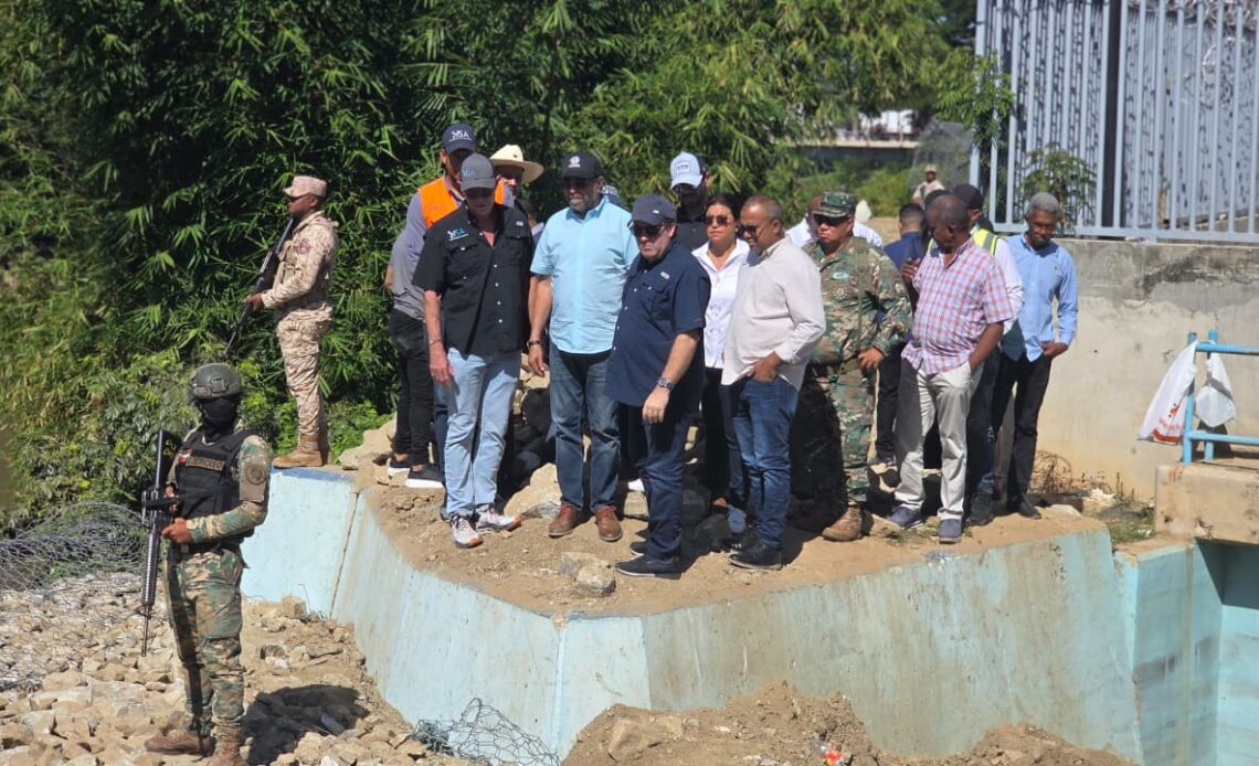 Paliza supervisa presa, muro fronterizo y canal La Vigía durante recorrido este viernes en Dajabón