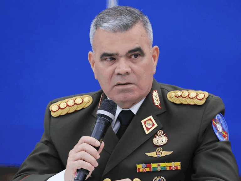 Ministro de Defensa de Venezuela denuncia "asedio criminal" de EE. UU. tras despliegue naval en el Caribe