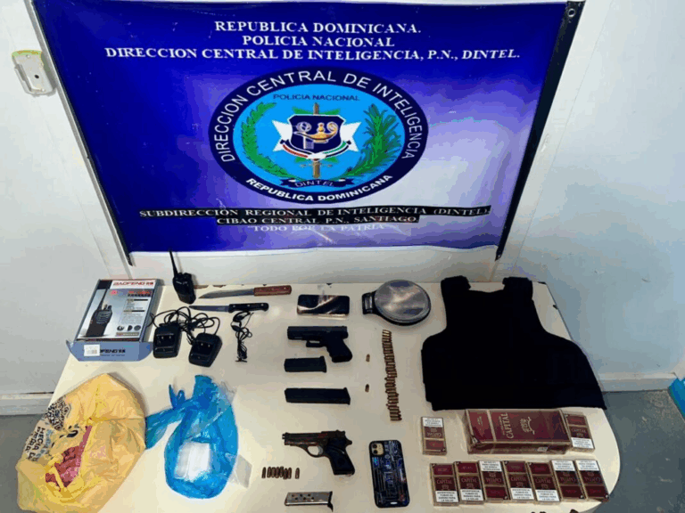 Autoridades decomisan drogas, armas y cigarrillos en Santiago