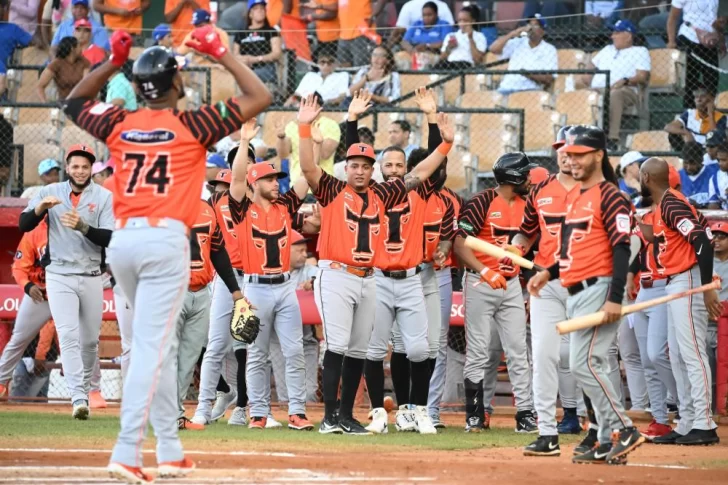 Los Toros con un cuadrangular de Eloy Jiménez derrotaron a los Tigres del Licey en partido celebrado en el estadio Quisqueya