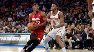 Los Knicks de New York derrotaron al equipo de Miami Heat en un partido donde Karl Anthony Towsn fue limitado a solo dos puntos