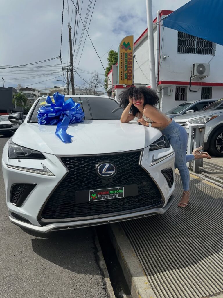 Chelsy Bautista celebra la compra del vehículo de sus sueños