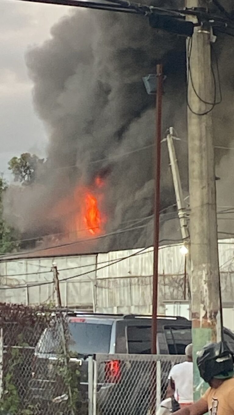 Explosión sacude Ferretería del kilómetr 7 de la Av. Independencia