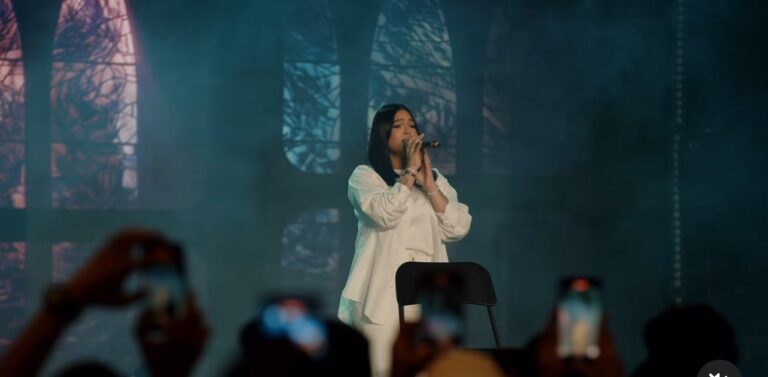 Ross María comparte interpretación en vivo de “Abre la Puerta”, reforzando el mensaje espiritual de su más reciente lanzamiento