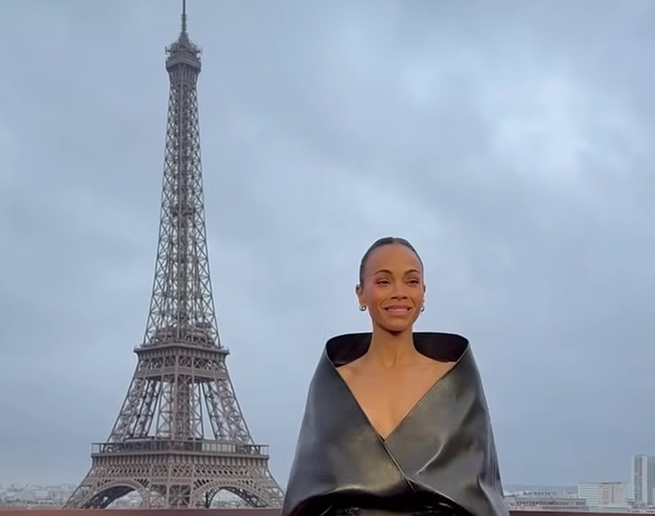 Zoe Saldaña celebra en París el estreno europeo de Avatar: Fire and Ash