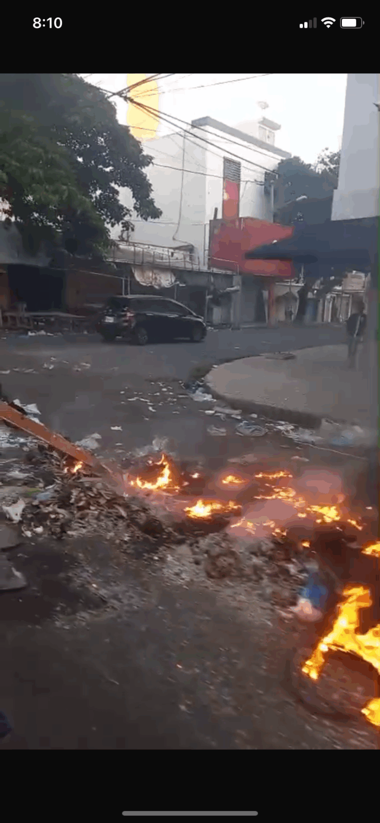 Basura quemada y presencia policial marcan protesta en la avenida 27 de Febrero con José Martí