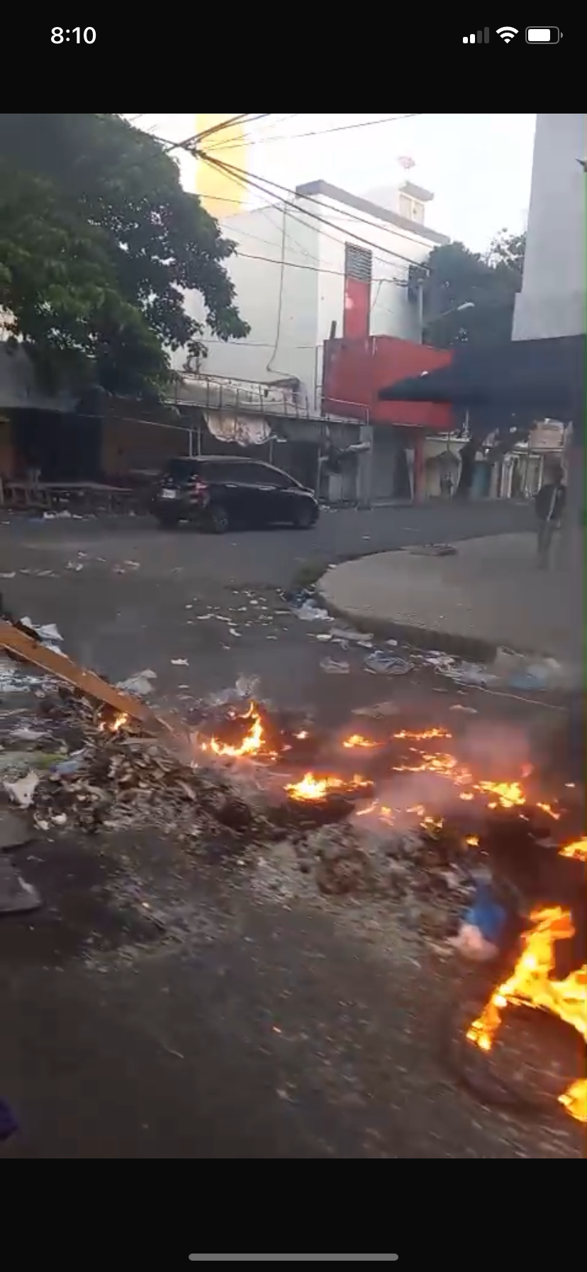 Basura quemada y presencia policial marcan protesta en la avenida 27 de Febrero con José Martí