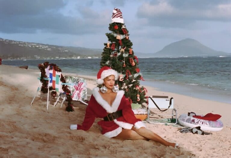 ¡Santa llegó al mar!: Karol G celebra Navidad desde la playa