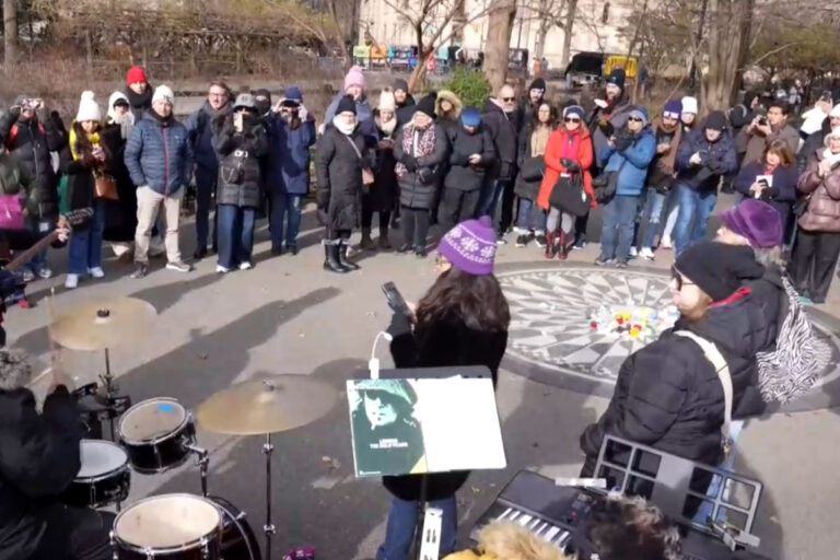 Video | "John vive": cientos de fans recuerdan a Lennon 45 años después de su muerte en Nueva York
