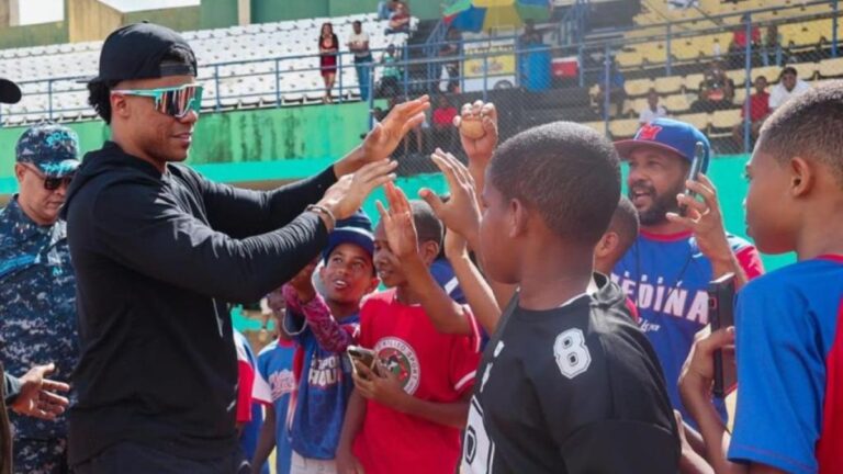 Juan Soto compartió con cientos de niños de diferentes ligas deportivas infantiles en Monte Plata