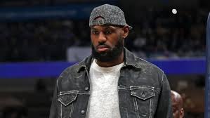 Los Lakers de los Ángeles informaron que LeBron James no jugó el domingo contra New Orleans debido a una lesión en un pie