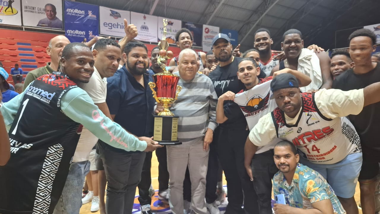 Los Buitres de Lavapiés se proclamaron campeones por segundo año seguido en el basket de San Cristóbal