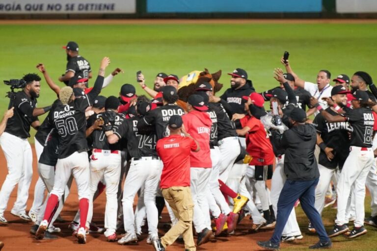 Los Leones del Escogido avanzaron al Round Robin tras derrotar a las Estrellas Orientales en el estadio Quisqueya
