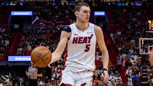 Nikola Jovic del equipo Miami Heat estará fuera de acción debido a una lesión en un codo sufrida el lunes