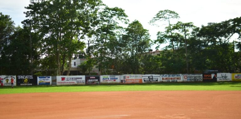 El Instituto Nacional de Educación Física entregó remozado en San Francisco de Macorís el play de softbol de la Liga Añeja