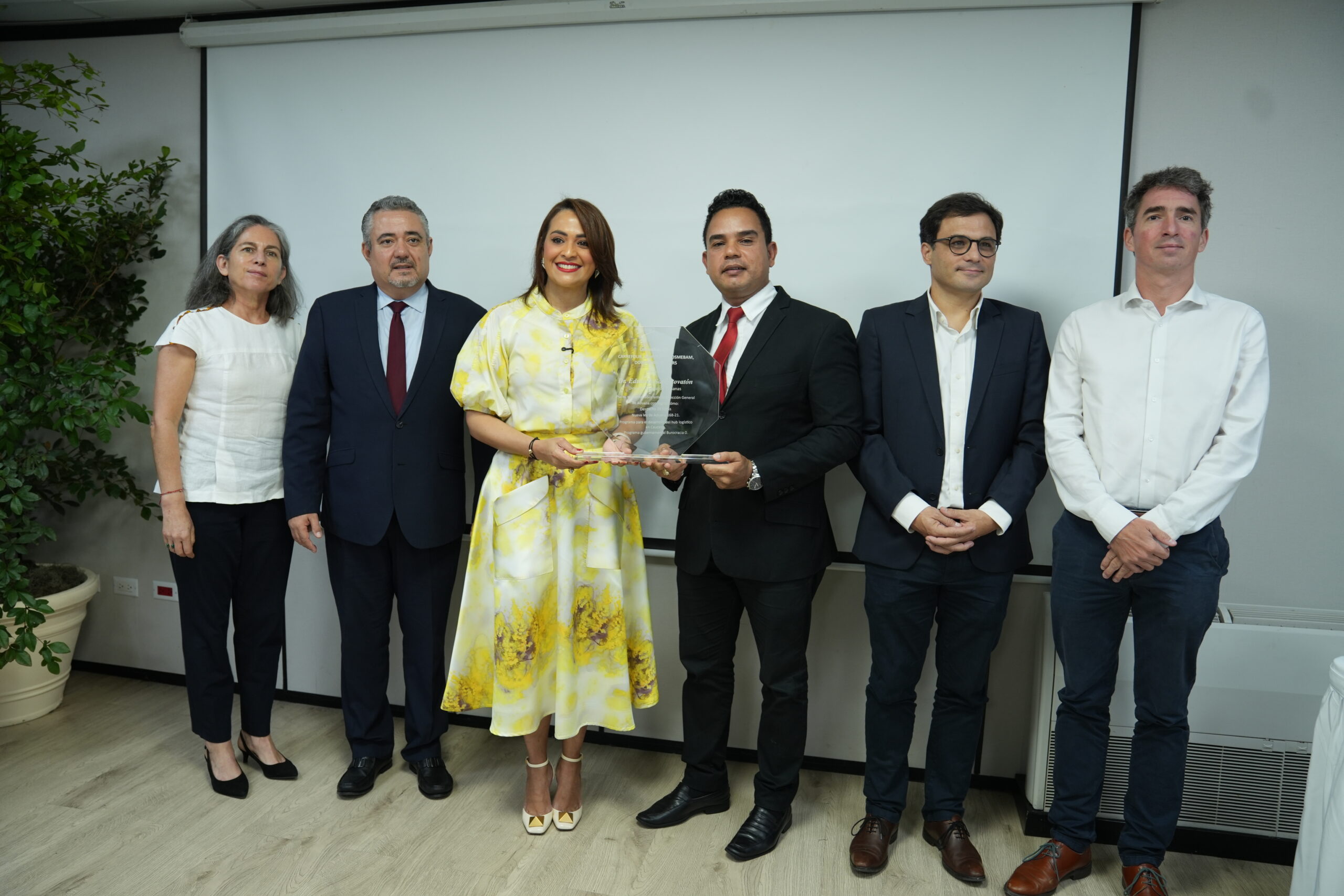 Reconocimiento a Sanz Lovatón por modernización aduanera