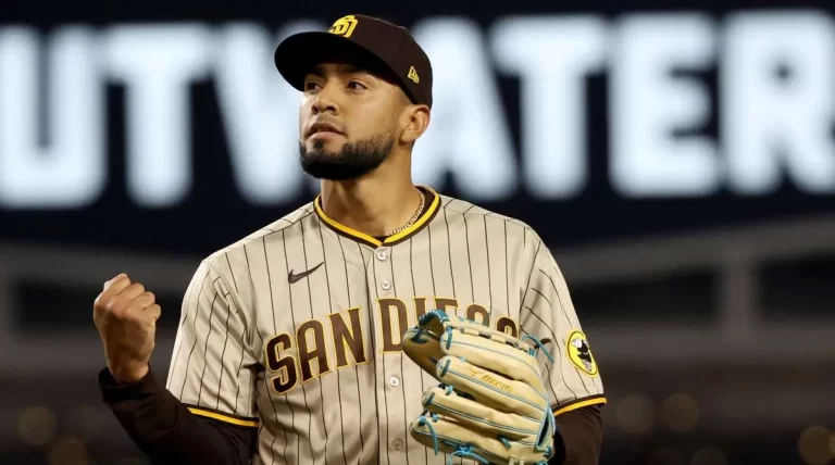 El lanzador venezolano Robert Suárez llegó a un acuerdo de tres años y 45 millones de dólares con los Bravos de Atlanta