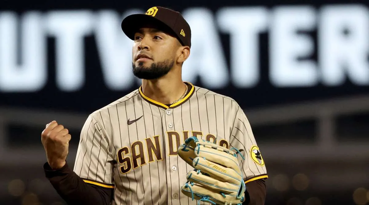 El lanzador venezolano Robert Suárez llegó a un acuerdo de tres años y 45 millones de dólares con los Bravos de Atlanta