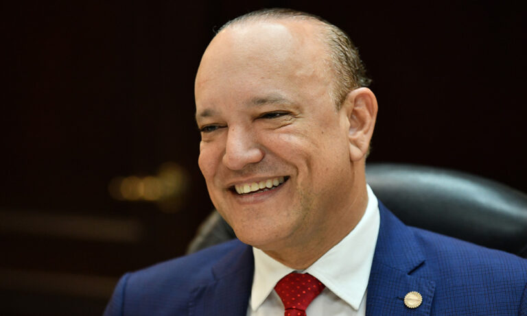 Alcalde de Santiago envía mensaje por fiestas navideñas