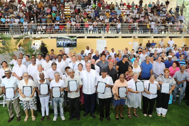 Abinader entrega 1,305 títulos de propiedad en RD
