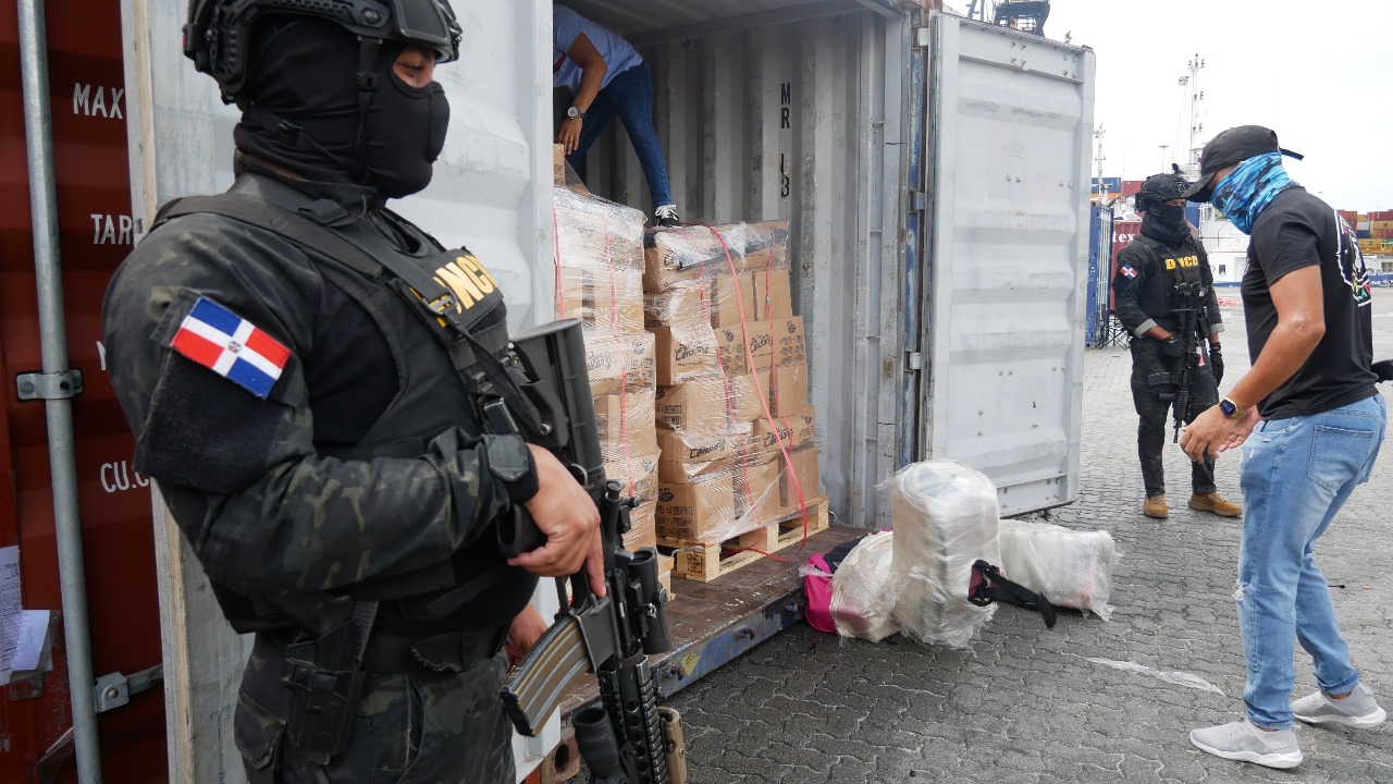 Refuerzan operaciones antinarcóticos en aeropuertos RD