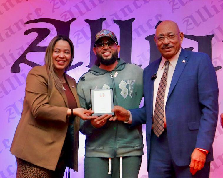 Dominicano triunfa en Canadá: Artista Urbano Looch Bodega recibe reconocimiento de la Embajada en Canadá y del Consulado Dominicano en Toronto