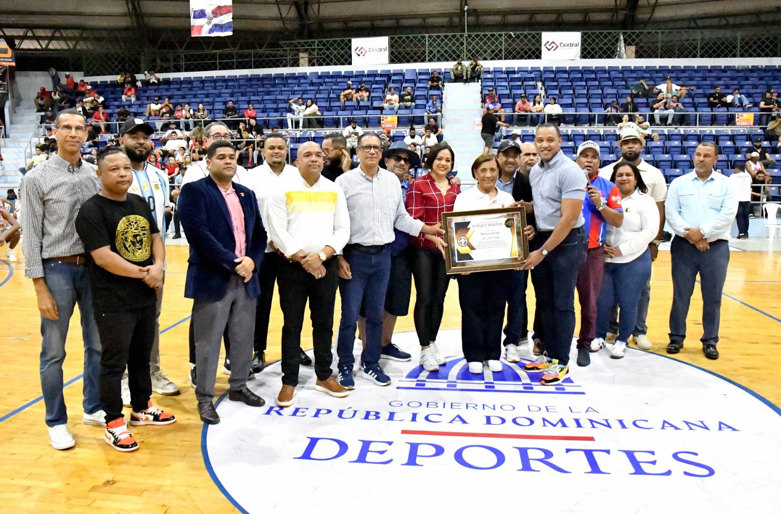 Alcaldía de La Vega otorga aporte de un millón de pesos al Torneo de Baloncesto Superior con Refuerzos