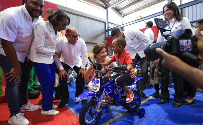 Raquel Peña entrega juguetes en Capotillo para Navidad