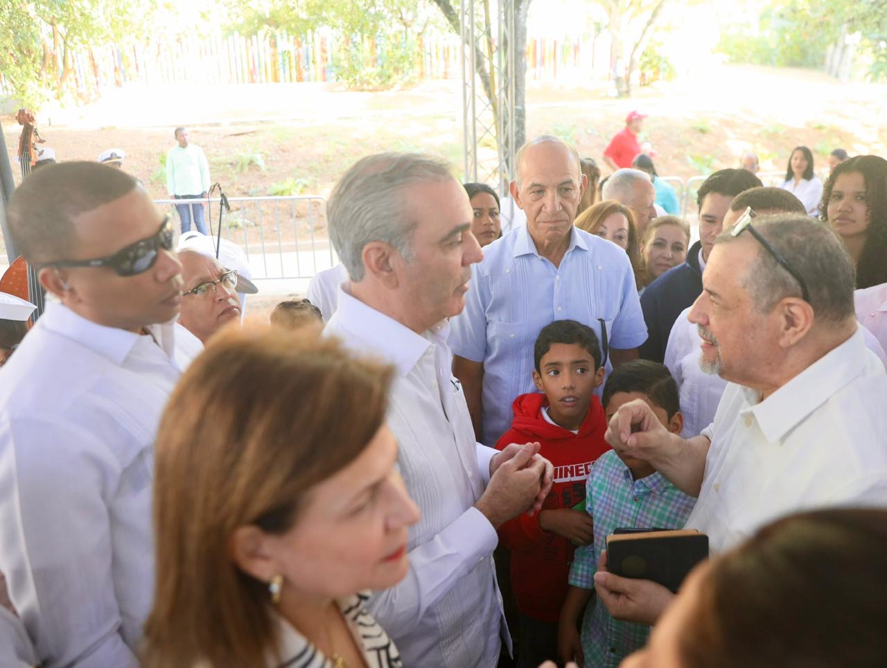El presidente Abinader y Raquel Peña comparten villancicos navideños con familias y niños del entorno de la Casa Presidencial de Santiago