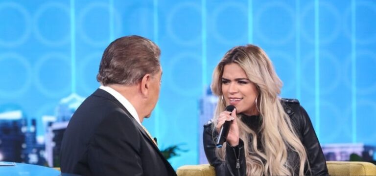 Don Francisco agradece a Karol G por su participación a premiere de "Tropicoqueta"