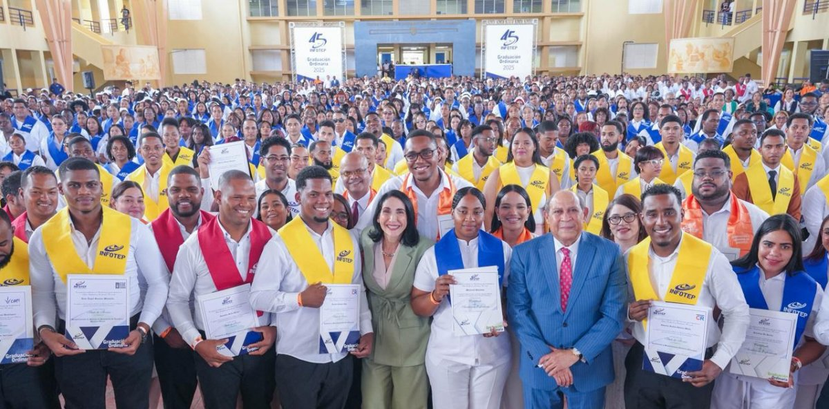 Primera dama Raquel Arbaje encabeza graduación de 1,177 nuevos técnicos del INFOTEP en la Región Este