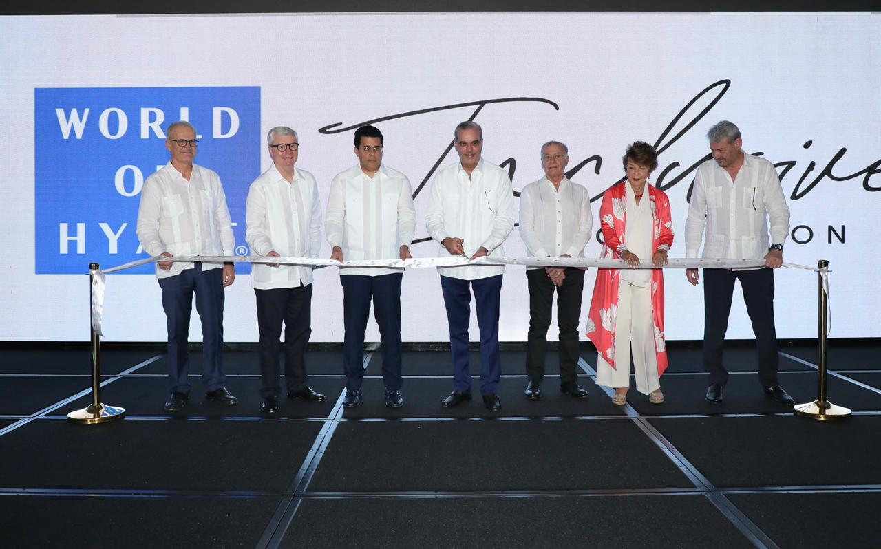 Presidente Abinader asiste a inauguración de los hoteles Dreams y Secrets Playa Esmeralda en Miches