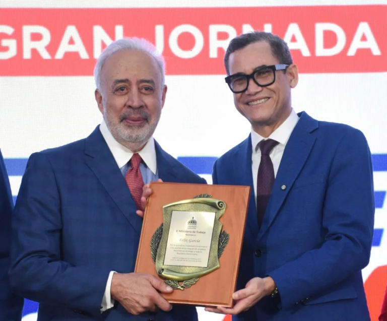 Ministerio de Trabajo reconoce trayectoria empresarial de Félix García en jornada “Tu Empleo Está Aquí” en Santiago
