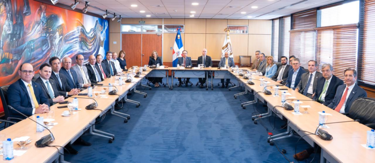 Valdez Albizu se reúne con presidentes de los bancos múltiples parapasar balance al desempeño del sector financiero