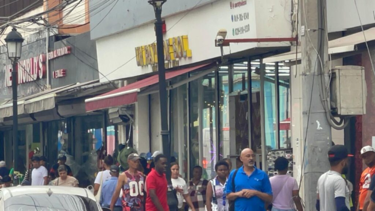 Compras navideñas dinamizan el Centro Histórico de Santiago