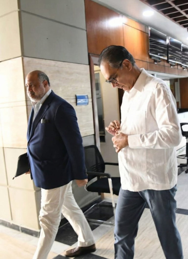 Santiago Hazim acude a la Procuraduría acompañado de su abogado en medio de investigación por caso Senasa