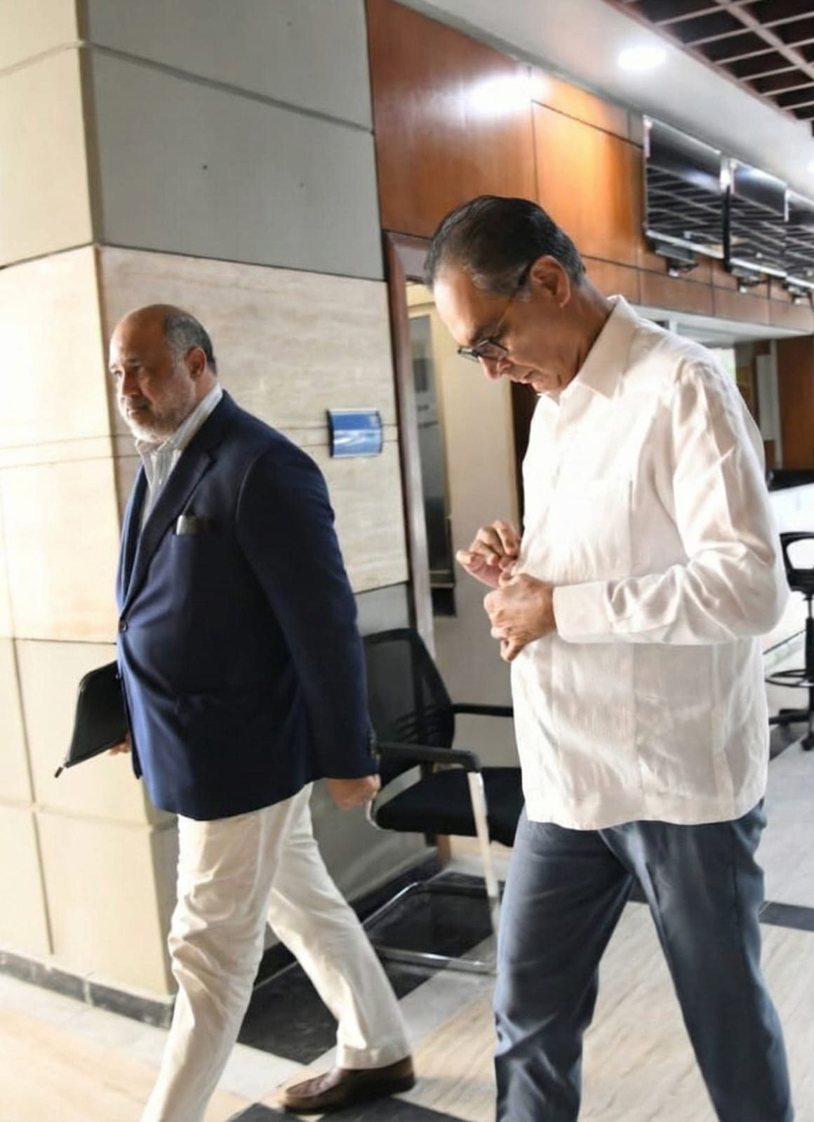 Santiago Hazim acude a la Procuraduría acompañado de su abogado en medio de investigación por caso Senasa