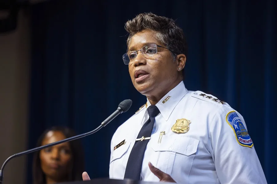 Renuncia la jefa de la Policía de Washington tras ataque a la Guardia Nacional