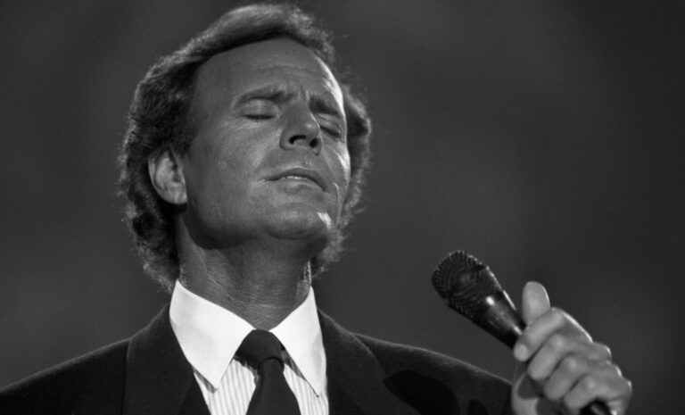 Julio Iglesias niega haber abusado, coaccionado o faltado al respeto a ninguna mujer