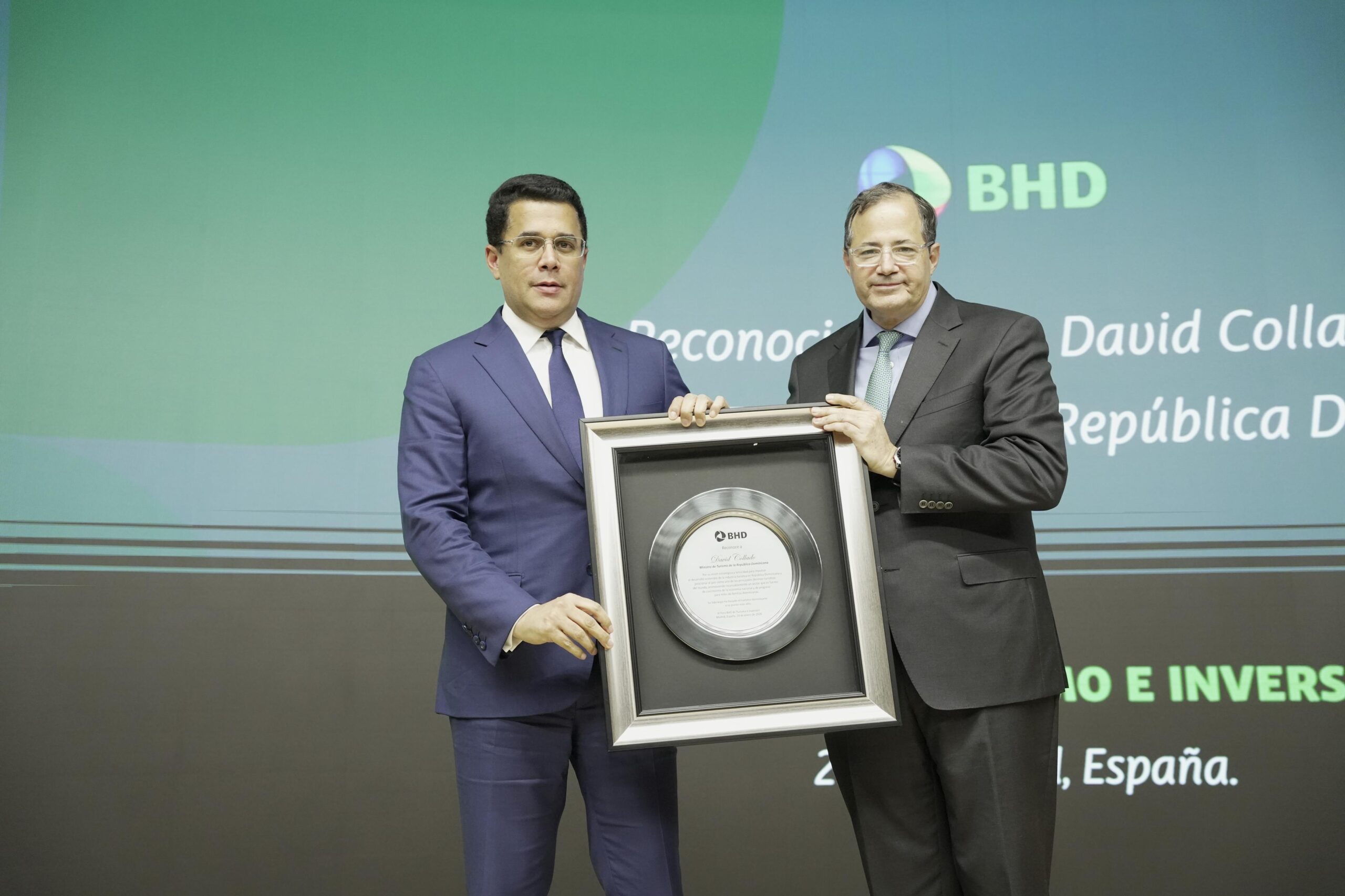 Reconocimiento al Ministro de Turismo David Collado en FITUR