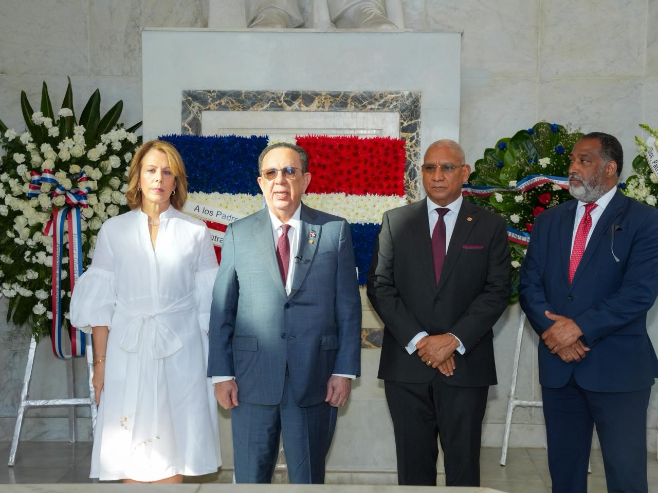 Banco Central deposita ofrenda floral en el Altar de la Patria con motivo de 182 aniversario de la independencia dominicana