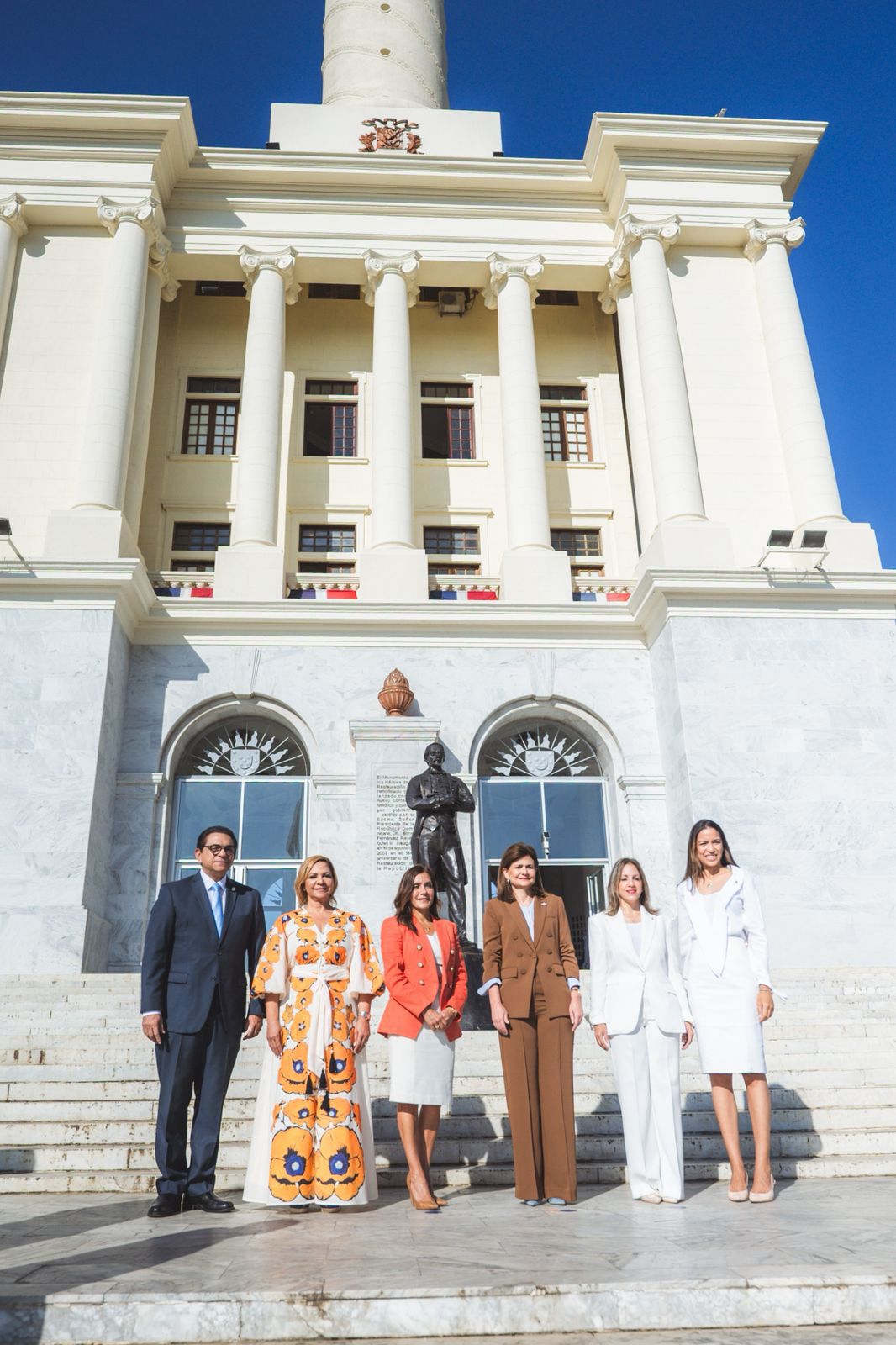Embajadora de Estados Unidos y vicepresidenta Raquel Peña visitan el Monumento a los Héroes de la Restauración en Santiago