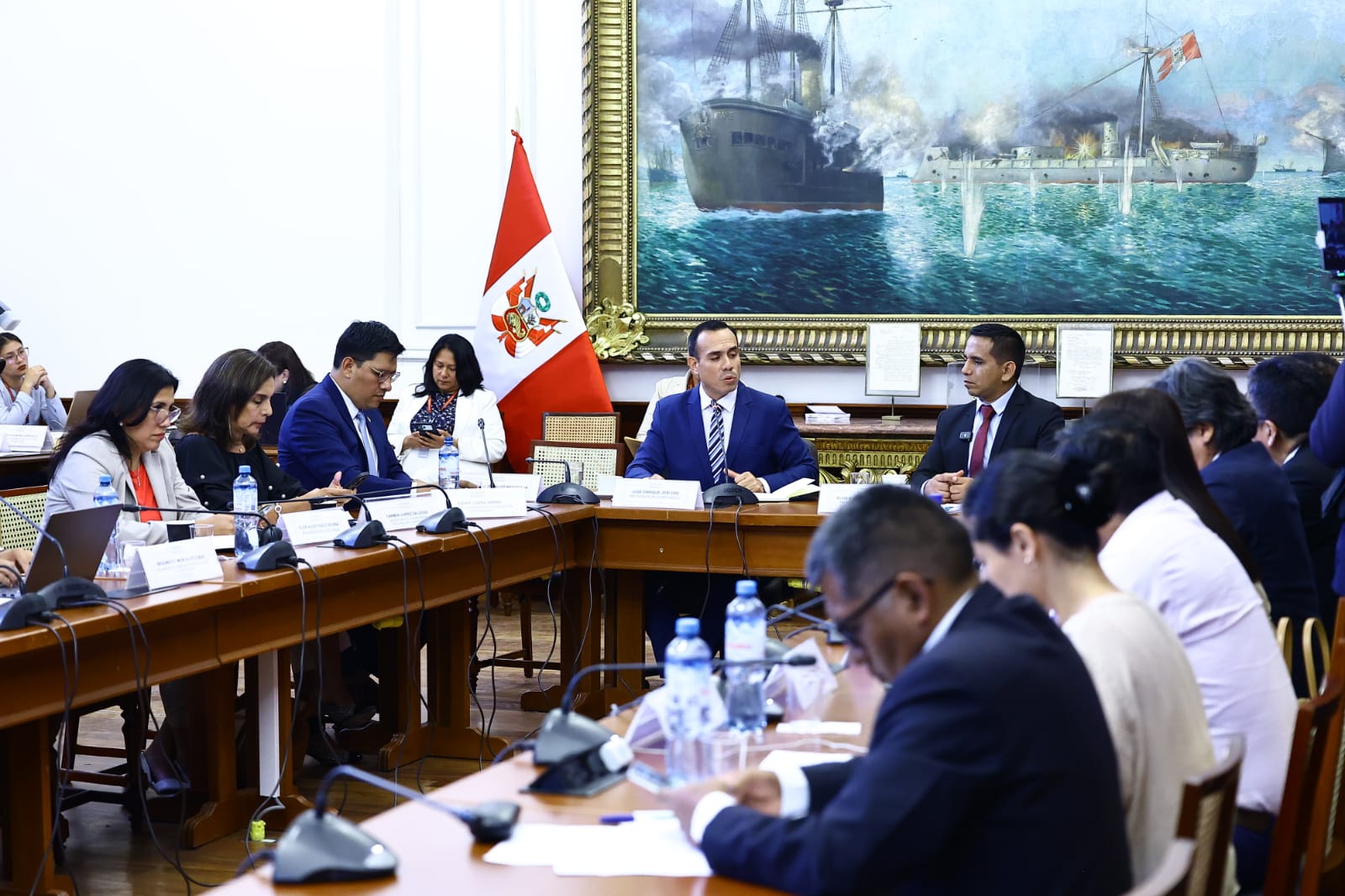Presidente peruano declara ante el Congreso por reunión con empresario chino