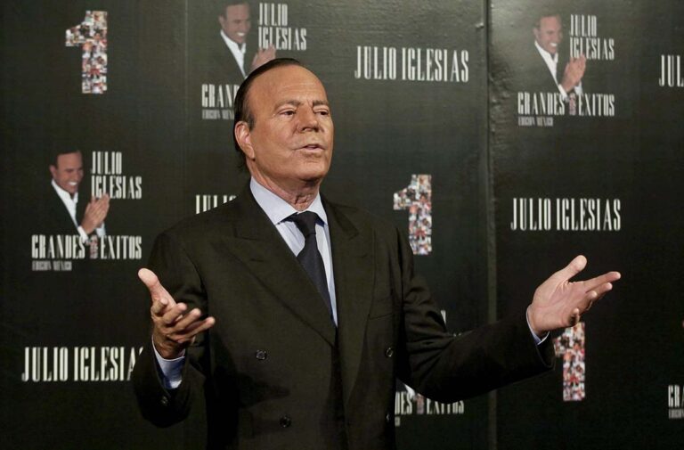 Julio Iglesias contrata a un abogado para hacer frente a las acusaciones contra él